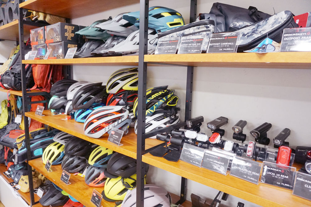 画像：インターテックで扱うスポーツ用品、自転車系商品の数々